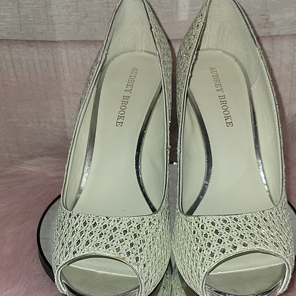 Audrey Brooke Women's Cream Peep Toe Heels
